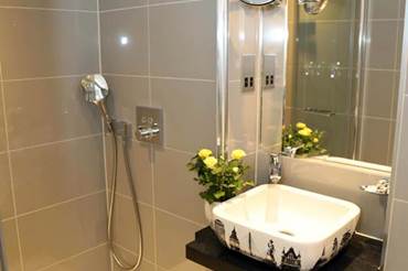 Standard King Room in Hyde Park mercure-london-hyde-park-standard-king-bathroom-2.jpg
