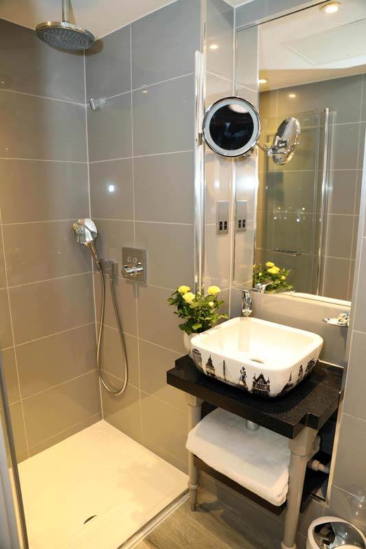 Standard King Room in Hyde Park mercure-london-hyde-park-standard-king-bathroom-2.jpg