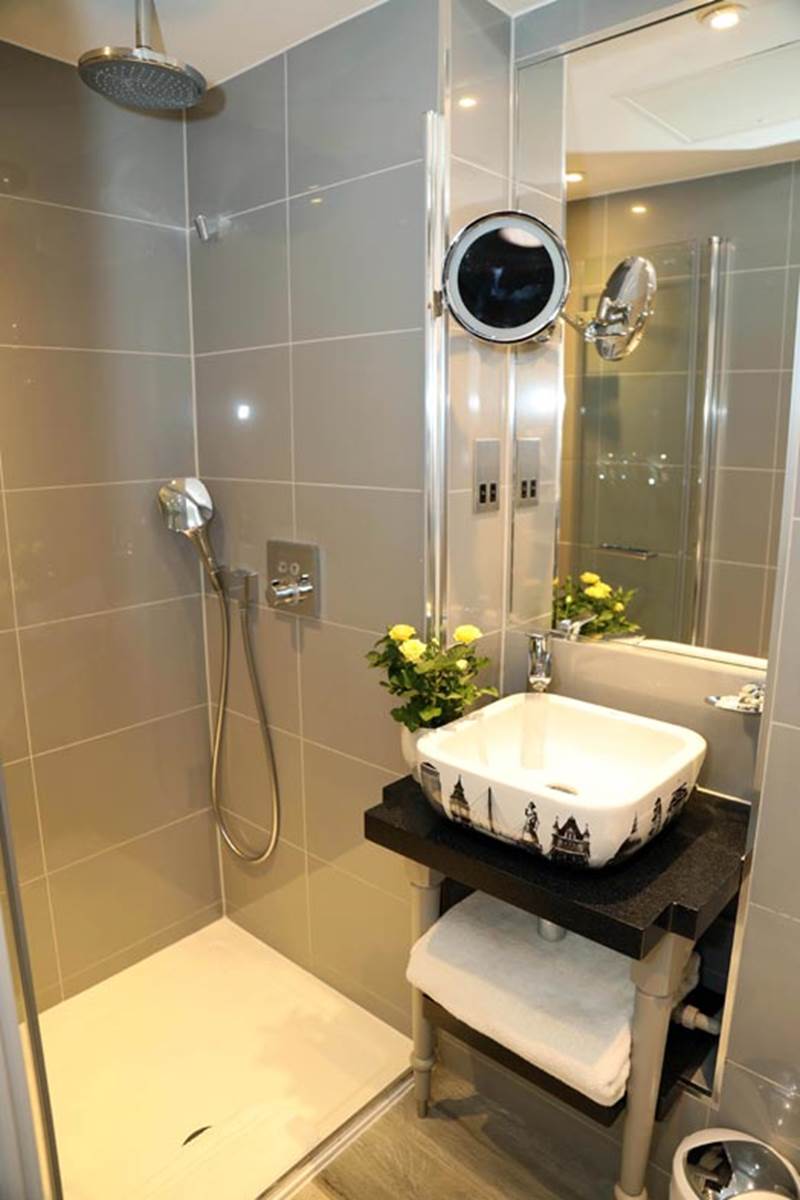 Mercure London Hyde Park Standard King Bathroom
